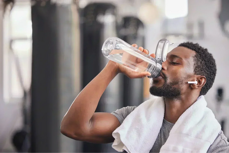 水分補給があなたが体重を減らすのにどのように役立つか：より多くの水を飲むことの利点