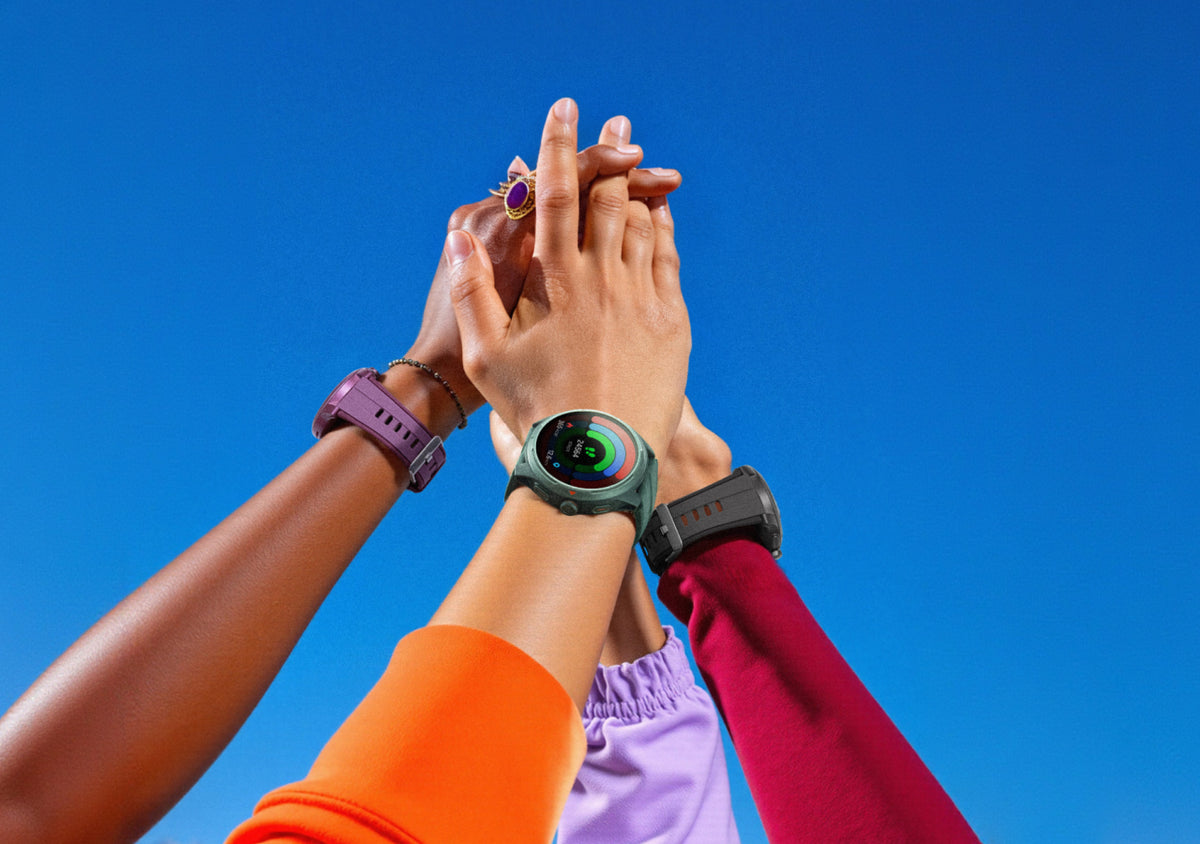 Runmefitの腕時計を着けて、一緒に腕を上げる仲間たち
